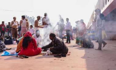 HARIDWAR, UTTARAKHAND, INDIA - Şubat 2021: Hintli hacılar Kumbh sırasındaki Har ki Pauri ghat 'ında Ganj Nehri yakınlarında Hindu ayinleri yapıyorlar. Maha Kumbh her 12 yılda bir olur..