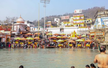 HARIDWAR, INDIA, FEBRUARY 2021: Haridwar 'daki Kumbh Mela festivalinde hacılar Har Ki Pauri Ghat' ta ayinler yapıyorlar. Maha Kumbh Mela her 12 yılda bir yapılan büyük bir hac yolculuğu..