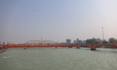 HARIDWAR, INDIA, FEBRUARY 2021: Kumbh mela sırasındaki Ganj nehri ve Haridwar 'ın renkli Ghat' ları. Maha Kumbh Mela her 12 yılda bir yapılan büyük bir hac yolculuğu..