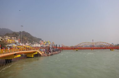 HARIDWAR, INDIA, FEBRUARY 2021: Haridwar 'daki Kumbh Mela festivalinde hacılar Har Ki Pauri Ghat' ta ayinler yapıyorlar. Maha Kumbh Mela her 12 yılda bir yapılan büyük bir hac yolculuğu..