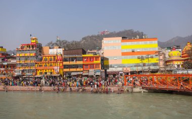 HARIDWAR, INDIA, FEBRUARY 2021: Haridwar 'daki Kumbh Mela festivalinde hacılar Har Ki Pauri Ghat' ta ayinler yapıyorlar. Maha Kumbh Mela her 12 yılda bir yapılan büyük bir hac yolculuğu..