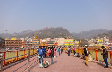 Haridwar, Uttarakhand, Hindistan - Şubat 2021: Kumbh mela sırasındaki Har ki Pauri ghat yakınlarındaki Haridwar kentinde sokak veya yerel pazar manzarası.