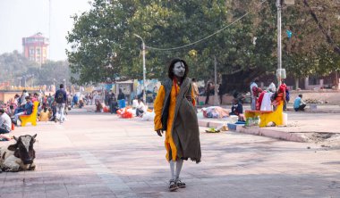 HARIDWAR, INDIA, FEBRUARY 2021: Kumbh festivaline katılan geleneksel safran elbiseli Hint Sadhu 'nun portresi. Maha Kumbh Mela her 12 yılda bir yapılan büyük bir hac yolculuğu..