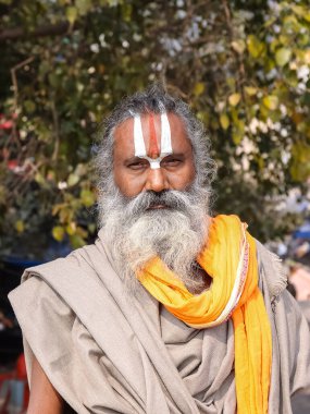 HARIDWAR, INDIA, FEBRUARY 2021: Kumbh festivaline katılan geleneksel safran elbiseli Hint Sadhu 'nun portresi. Maha Kumbh Mela her 12 yılda bir yapılan büyük bir hac yolculuğu..