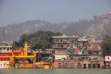 HARIDWAR, INDIA, FEBRUARY 2021: Kumbh mela sırasındaki Ganj nehri ve Haridwar 'ın renkli Ghat' ları. Maha Kumbh Mela her 12 yılda bir yapılan büyük bir hac yolculuğu..