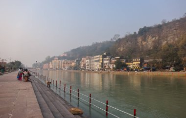 HARIDWAR, INDIA, FEBRUARY 2021: Kumbh mela sırasındaki Ganj nehri ve Haridwar 'ın renkli Ghat' ları. Maha Kumbh Mela her 12 yılda bir yapılan büyük bir hac yolculuğu..