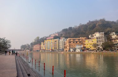 HARIDWAR, INDIA, FEBRUARY 2021: Haridwar 'daki Kumbh Mela festivalinde hacılar Har Ki Pauri Ghat' ta ayinler yapıyorlar. Maha Kumbh Mela her 12 yılda bir yapılan büyük bir hac yolculuğu..