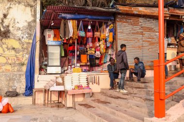 Haridwar, Uttarakhand, Hindistan - Şubat 2021: Kumbh mela sırasındaki Har ki Pauri ghat yakınlarındaki Haridwar kentinde sokak veya yerel pazar manzarası.
