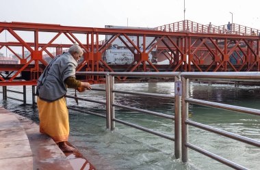 HARIDWAR, UTTARAKHAND, INDIA - Şubat 2021: Hintli hacılar Kumbh sırasındaki Har ki Pauri ghat 'ında Ganj Nehri yakınlarında Hindu ayinleri yapıyorlar. Maha Kumbh her 12 yılda bir olur..