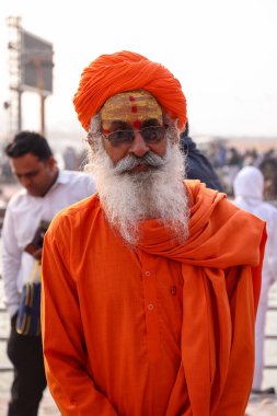 HARIDWAR, INDIA, FEBRUARY 2021: Kumbh festivaline katılan geleneksel safran elbiseli Hint Sadhu 'nun portresi. Maha Kumbh Mela her 12 yılda bir yapılan büyük bir hac yolculuğu..
