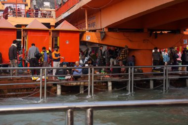 HARIDWAR, UTTARAKHAND, INDIA - Şubat 2021: Hintli hacılar Kumbh sırasındaki Har ki Pauri ghat 'ında Ganj Nehri yakınlarında Hindu ayinleri yapıyorlar. Maha Kumbh her 12 yılda bir olur..