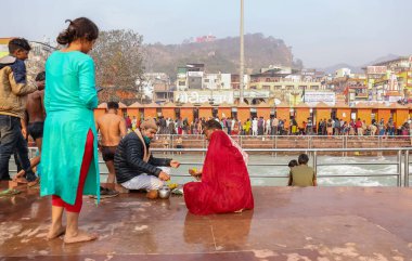 HARIDWAR, UTTARAKHAND, INDIA - Şubat 2021: Hintli hacılar Kumbh sırasındaki Har ki Pauri ghat 'ında Ganj Nehri yakınlarında Hindu ayinleri yapıyorlar. Maha Kumbh her 12 yılda bir olur..