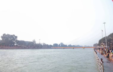 HARIDWAR, INDIA, FEBRUARY 2021: Kumbh mela sırasındaki Ganj nehri ve Haridwar 'ın renkli Ghat' ları. Maha Kumbh Mela her 12 yılda bir yapılan büyük bir hac yolculuğu..