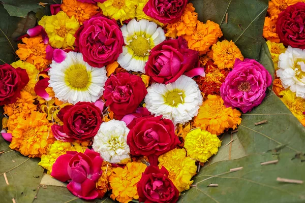 Marigold ve Rose tanrıya tapınmak için çiçek.