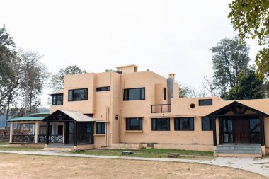 Jim Corbett, Uttarakhand, Hindistan - Mart 2021: Jim Corbett milli parkı Dhikala bölgesindeki orman dinlenme evlerinin mimari görünümü.