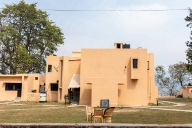 Jim Corbett, Uttarakhand, Hindistan - Mart 2021: Jim Corbett milli parkı Dhikala bölgesindeki orman dinlenme evlerinin mimari görünümü.