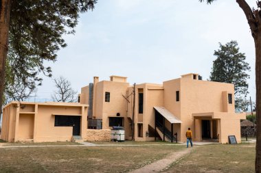 Jim Corbett, Uttarakhand, Hindistan - Mart 2021: Jim Corbett milli parkı Dhikala bölgesindeki orman dinlenme evlerinin mimari görünümü.