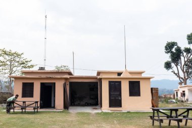 Jim Corbett, Uttarakhand, Hindistan - Mart 2021: Jim Corbett milli parkı Dhikala bölgesindeki orman dinlenme evlerinin mimari görünümü.