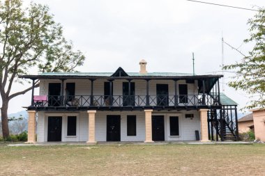 Jim Corbett, Uttarakhand, Hindistan - Mart 2021: Jim Corbett milli parkı Dhikala bölgesindeki orman dinlenme evlerinin mimari görünümü.