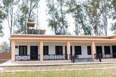 Jim Corbett, Uttarakhand, Hindistan - Mart 2021: Jim Corbett milli parkı Dhikala bölgesindeki orman dinlenme evlerinin mimari görünümü.