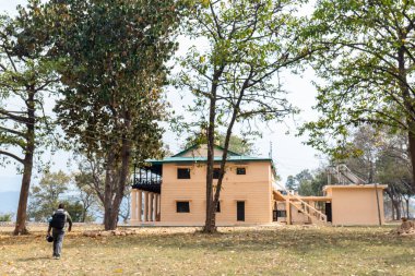 Jim Corbett, Uttarakhand, Hindistan - Mart 2021: Jim Corbett milli parkı Dhikala bölgesindeki orman dinlenme evlerinin mimari görünümü.