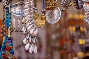 Altın ve gümüşten Hint etnik mücevherleri sergileniyor.