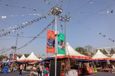 NEW DELHI, INDIA - FEBRUARY 2021: Hindistan 'daki kabile ve küçük topluluklardan el yapımı ürünlerini satmak için satıcılarla Hunar Haat fuarındaki pazar dükkanlarının manzarası.