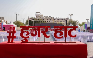 NEW DELHI, INDIA - FEBRUARY 2021: Yerel pazar mağazaları ile Hunar Haat fuarı manzarası ve salgın sırasında müşteri ve turistleri çekmek için renkli dekorasyon.