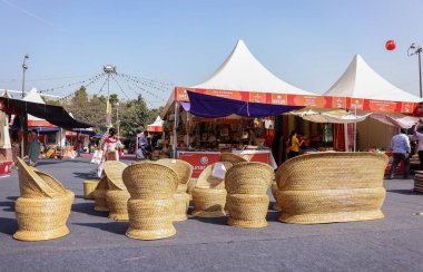 NEW DELHI, INDIA - FEBRUARY 2021: Yerel pazar mağazaları ile Hunar Haat fuarı manzarası ve salgın sırasında müşteri ve turistleri çekmek için renkli dekorasyon.