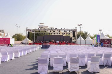 NEW DELHI, INDIA - FEBRUARY 2021: Yerel pazar mağazaları ile Hunar Haat fuarı manzarası ve salgın sırasında müşteri ve turistleri çekmek için renkli dekorasyon.