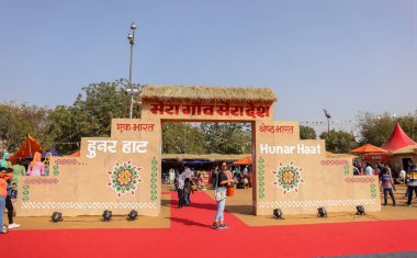 NEW DELHI, INDIA - FEBRUARY 2021: Yerel pazar mağazaları ile Hunar Haat fuarı manzarası ve salgın sırasında müşteri ve turistleri çekmek için renkli dekorasyon.