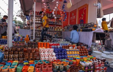 NEW DELHI, INDIA - FEBRUARY 2021: Hindistan 'daki kabile ve küçük topluluklardan el yapımı ürünlerini satmak için satıcılarla Hunar Haat fuarındaki pazar dükkanlarının manzarası.