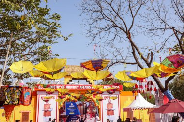 NEW DELHI, INDIA - FEBRUARY 2021: Yerel pazar mağazaları ile Hunar Haat fuarı manzarası ve salgın sırasında müşteri ve turistleri çekmek için renkli dekorasyon.