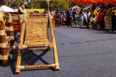 NEW DELHI, INDIA - FEBRUARY 2021: Yerel pazar mağazaları ile Hunar Haat fuarı manzarası ve salgın sırasında müşteri ve turistleri çekmek için renkli dekorasyon.