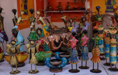 NEW DELHI, Hindistan - Şubat 2021: Hunar Haat 'taki Hindistan hediyelik eşya dükkanında el yapımı metal ürünleri.