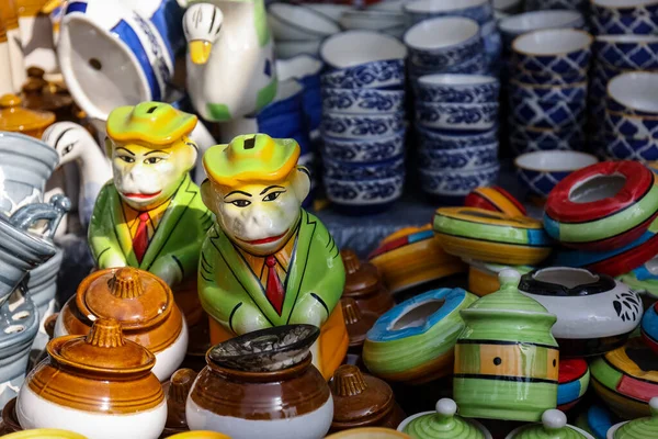 Renkli Seramik Kupası ve çay tabakları sergileniyor. 