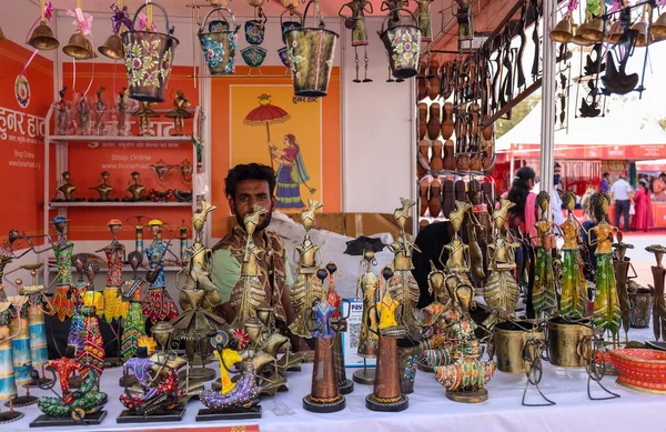NEW DELHI, INDIA - FEBRUARY 2021: Yerel pazar mağazaları ile Hunar Haat fuarı manzarası ve salgın sırasında müşteri ve turistleri çekmek için renkli dekorasyon.