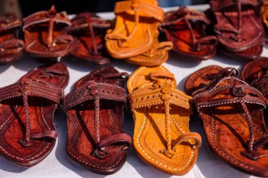 Hunar Haat 'taki tezgahta Hint Deri Terliği tasarımları sergileniyor..