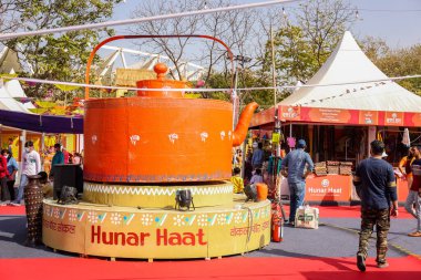 NEW DELHI, INDIA - FEBRUARY 2021: Yerel pazar mağazaları ile Hunar Haat fuarı manzarası ve salgın sırasında müşteri ve turistleri çekmek için renkli dekorasyon.