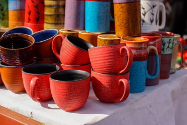 Renkli Seramik Kupası ve çay tabakları sergileniyor. 