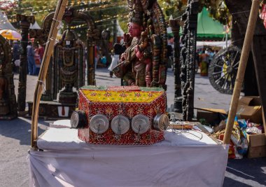 NEW DELHI, Hindistan - Şubat 2021: Turistler için Hunar Haat fuarında film için Hindistan biyoskobu.
