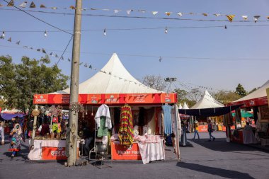 NEW DELHI, INDIA - FEBRUARY 2021: Hindistan 'daki kabile ve küçük topluluklardan el yapımı ürünlerini satmak için satıcılarla Hunar Haat fuarındaki pazar dükkanlarının manzarası.