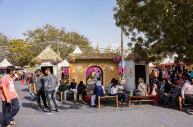 NEW DELHI, INDIA - FEBRUARY 2021: Hindistan 'daki kabile ve küçük topluluklardan el yapımı ürünlerini satmak için satıcılarla Hunar Haat fuarındaki pazar dükkanlarının manzarası.
