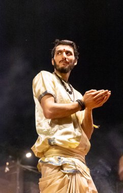 VARANASI, UTTAR PRADESH, INDIA - Nisan 2019: Varanasi şehrindeki Daswamedh ghat 'ta Maa Ganga aarti töreni yapan bir rahip.