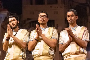 VARANASI, UTTAR PRADESH, INDIA - Nisan 2019: Varanasi şehrindeki Daswamedh ghat 'ta Maa Ganga aarti töreni yapan bir rahip.