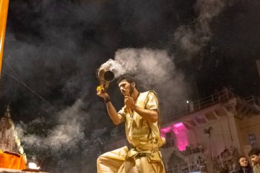 VARANASI, UTTAR PRADESH, INDIA - Nisan 2019: Varanasi şehrindeki Daswamedh ghat 'ta Maa Ganga aarti töreni yapan bir rahip.