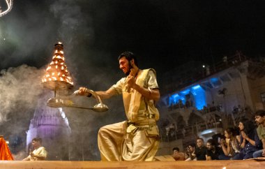 VARANASI, UTTAR PRADESH, INDIA - Nisan 2019: Varanasi şehrindeki Daswamedh ghat 'ta Maa Ganga aarti töreni yapan bir rahip.