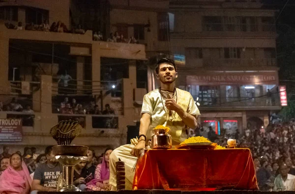 Varanasi Uttar Pradesh India Abril 2019 Sacerdote Realiza Una Famosa —  Fotos de Stock