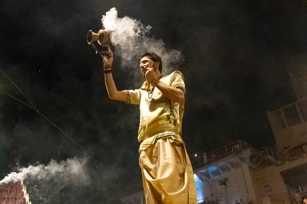 Varanasi Uttar Pradesh India April 2019 Priest Performing Famous Maa — стоковое фото