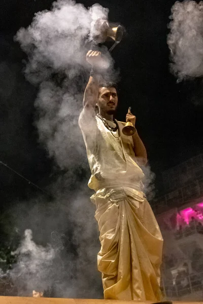 Varanasi Uttar Pradesh India Abril 2019 Sacerdote Realiza Una Famosa — Foto de Stock